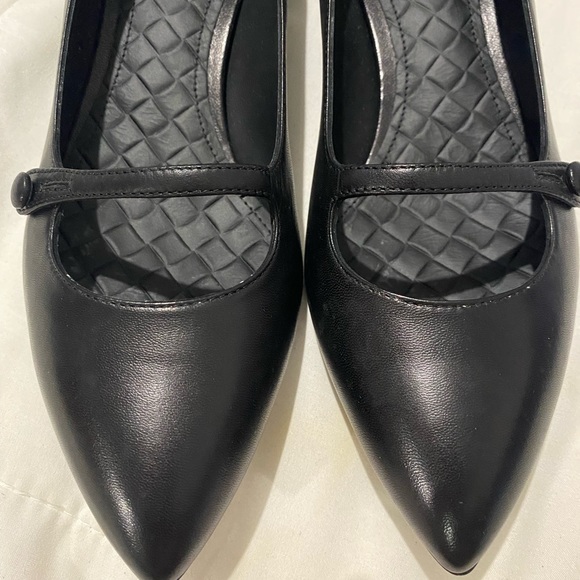 BOTTEGA VENETA Black Leather Pointed Toe Kitten Heels Pumps Size 36.5 US 6.5 - Picture 5 of 5